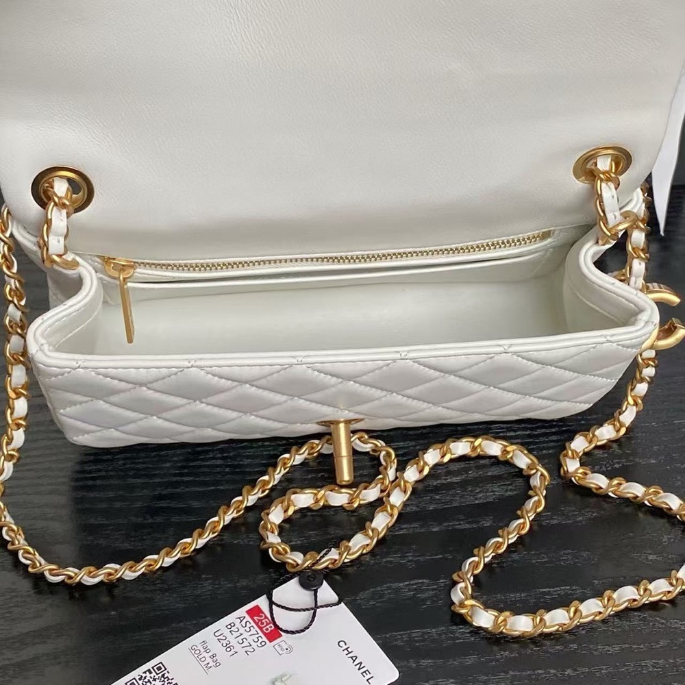 Chanel White Quilted Leather Classic Flap Bag with Gold Chain - Picture 6 of 7